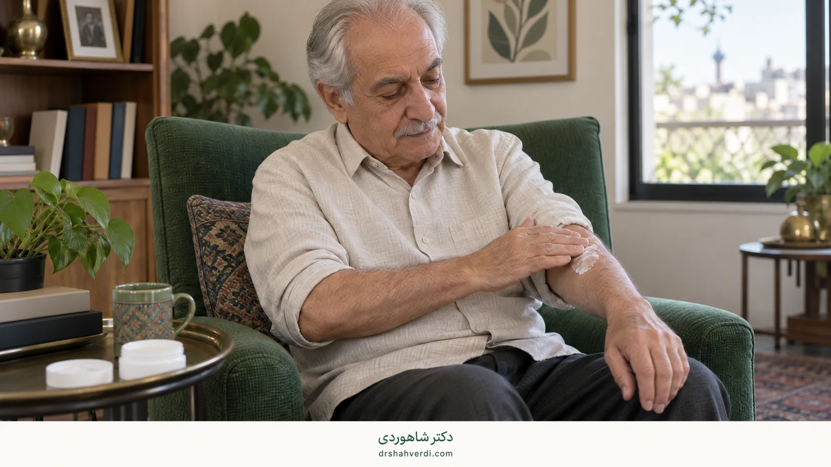 مرد سالمند در حال استفاده از مرطوب‌کننده روی ساعد