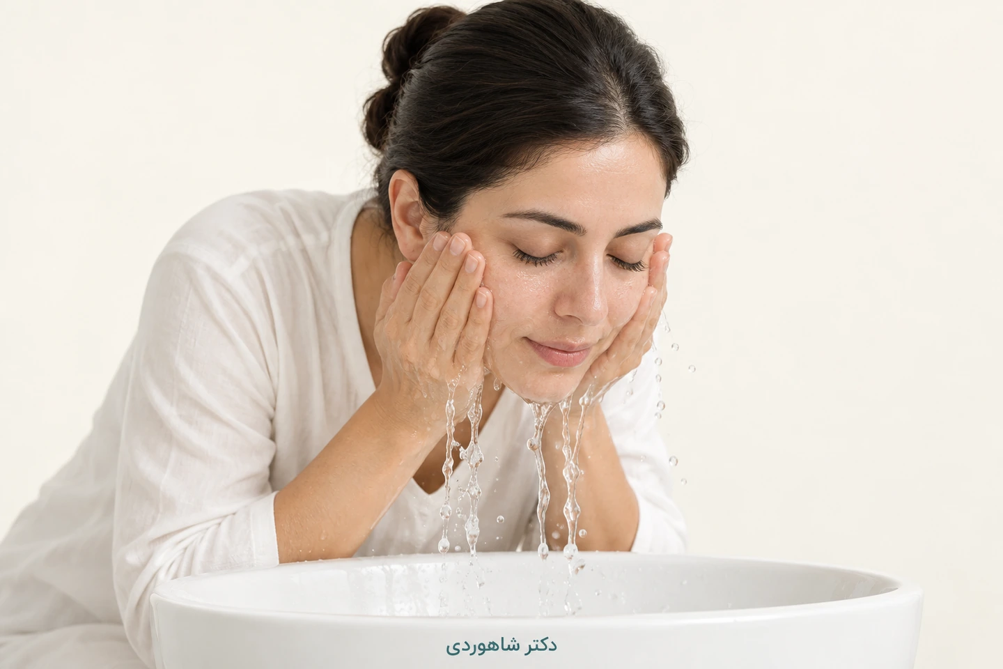 شستن صورت با نوک انگشتان و آب ولرم