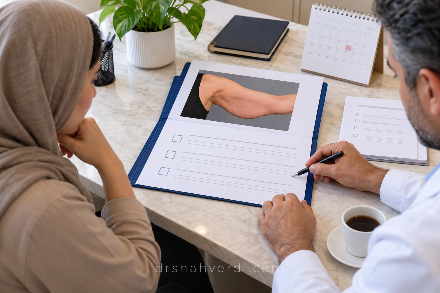 مدارک عمل قبلی برای ویزیت پوشه بینام گزارش عمل و عکس بازو روی میز مشاوره