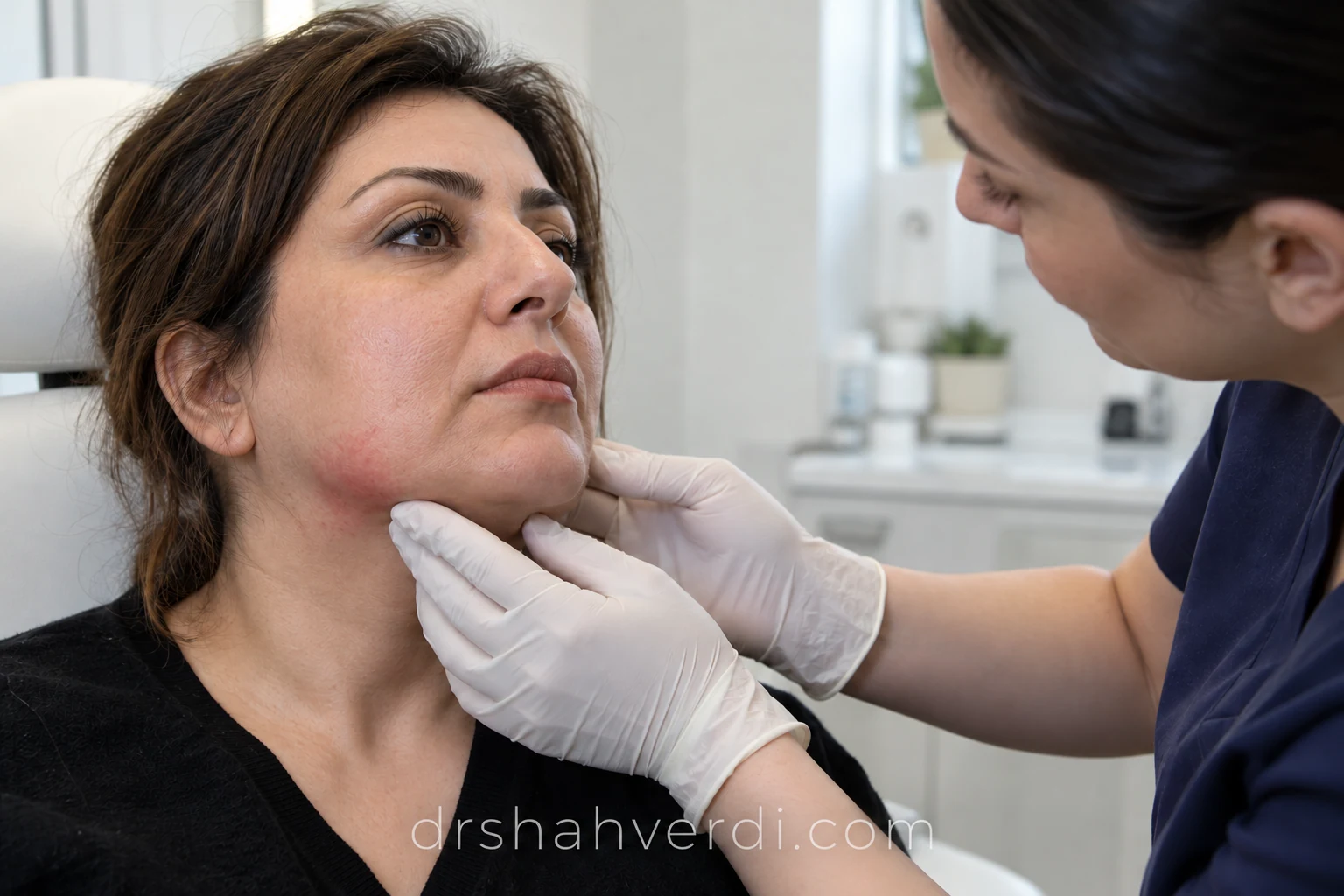 مراجع و پزشک درباره عکس پوست و فهرست داروها گفت‌وگو می‌کنند